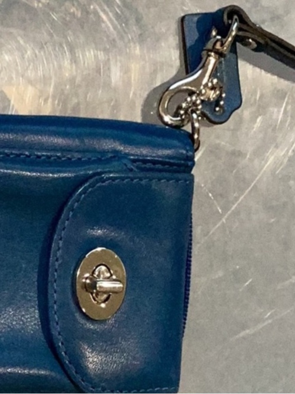Vintage Coach Teal Blue Leather turn lock Wristlet with Nickel Hardware - Picture 2 of 7